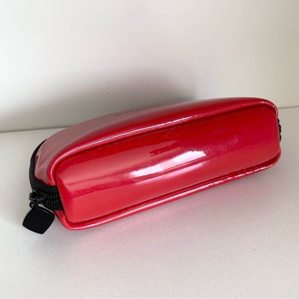 Hold Chanel Red zippy pouch - Picture 12 of 15